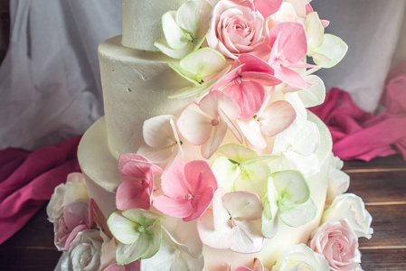 美丽的家庭婚礼四层蛋糕装饰粉红色和绿色软糖手工
