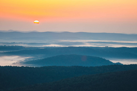 在 bieszczady 山，波兰，欧洲的雾景观