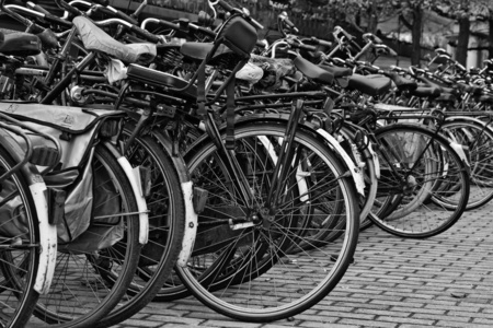 荷兰阿姆斯特丹自行车停车场靠近中央车站