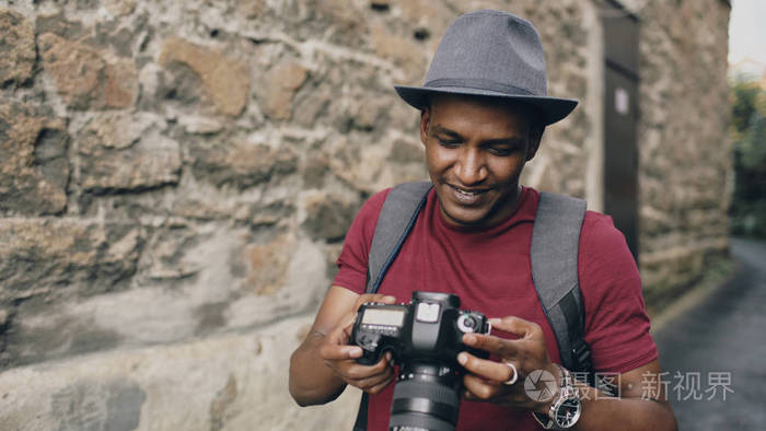 非洲的快乐旅游拍照上他的数码单反相机。在欧洲旅行的年轻人