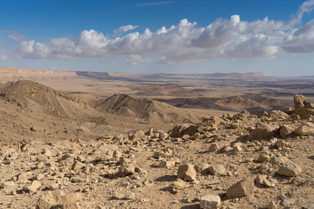 在南的剧烈的石头沙漠徒步旅行, 以色列