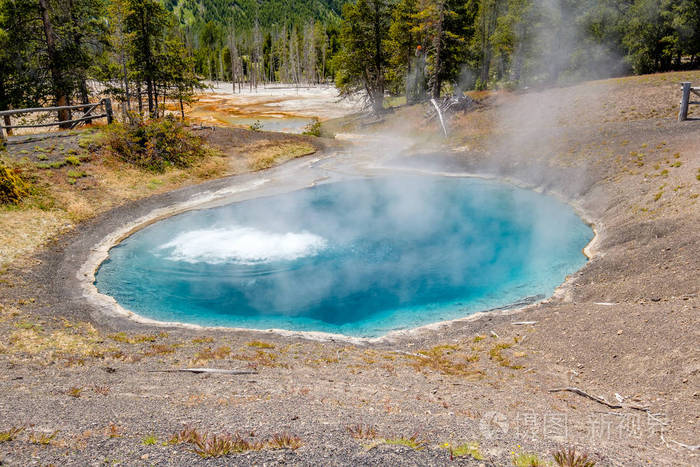热温泉黑沙子水池在黄石国家公园, 老忠实的区域, 怀俄明, 美国