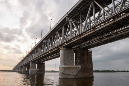 哈巴罗夫斯克大桥是一座横跨哈巴罗夫斯克城市黑龙江的公路和铁路桥梁。