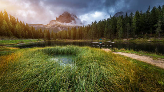 Antorno 湖与著名的 Cime di Lavaredo Drei Zinnen 蔓