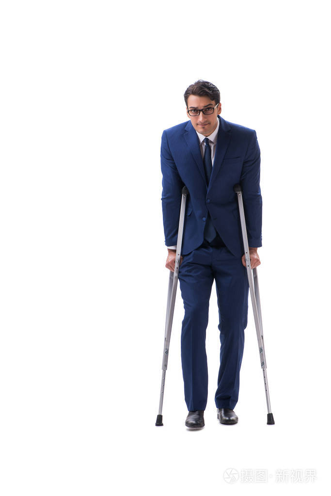 拄着拐杖在白色背景上孤立走路的商人