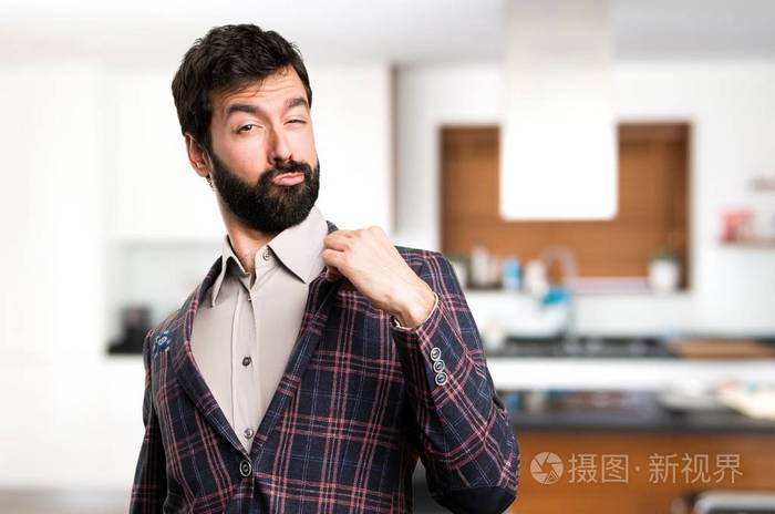 穿着得体的男人在屋里得意