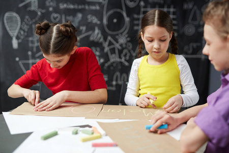 写字的孩子图片