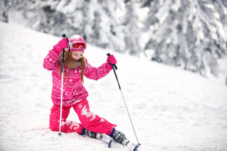 女孩在滑雪地形实践提高从白雪皑皑的地形
