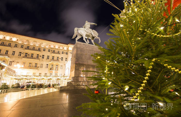 圣诞节和新年假期照明在莫斯科市中心在尔广场 在晚上。尤里舍 Dolgoruky 纪念碑, 俄国