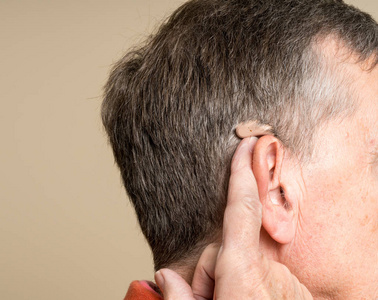 在耳后关闭一个微小的现代助听器