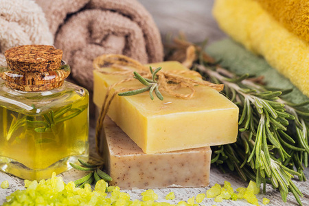 天然化妆油和天然手工肥皂迷迭香