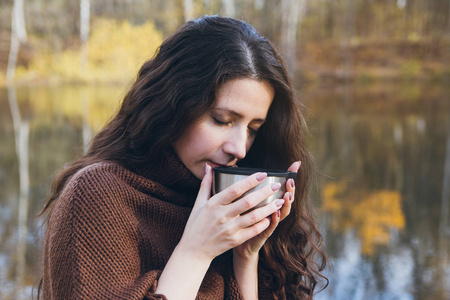 一座木桥上湖上喝茶的女孩