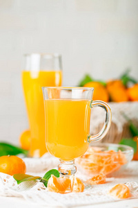 新鲜的橘子和橘汁。健康食品, 选择性聚焦