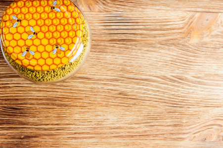 在梳子和养蜂人的工具在布朗 vooden 背景的新鲜蜂蜜。平躺和顶部视图