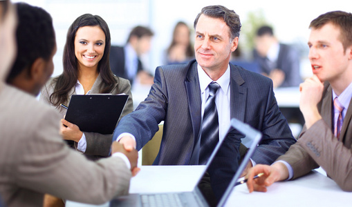 商务英语握手结束会议照片