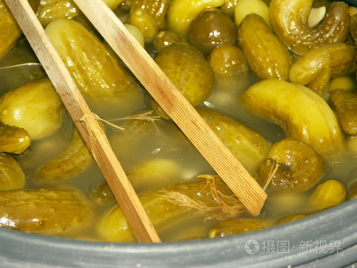 pikled黄瓜在桶中