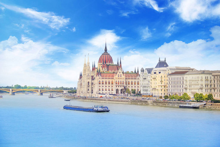 匈牙利议会在匈牙利首都布达佩斯的多瑙河滨水的美丽景色