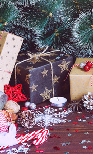 圣诞节节日礼品盒上装饰节日的餐桌与松锥枞树枝糖果藤坚果