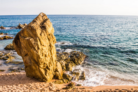 小岩石在海边