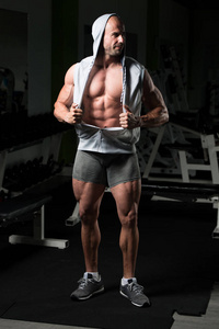 健身肌肉男的肖像图片