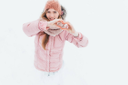 一个年轻的女孩用你的双手展示一颗心, 冬天的早晨, 情人节, 快乐的美丽, reklamy 的图画