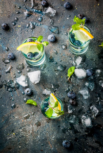 蓝莓柠檬水或莫吉托