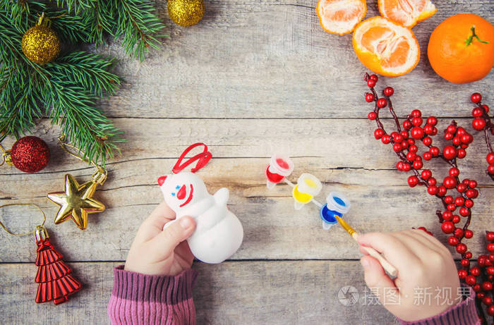 孩子画圣诞玩具, 雪人。选择性焦点