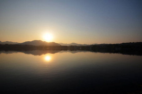 西湖位于中国杭州的傍晚图片