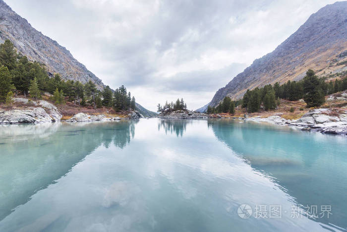 uiguk 湖阿尔泰山秋季景观