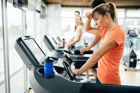 做有氧运动训练在健身房中的女人