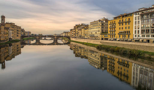 意大利佛罗伦萨河中的水反射