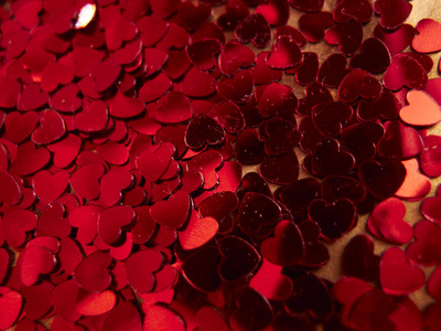 明亮的心五彩纸屑背景，情人节日的概念