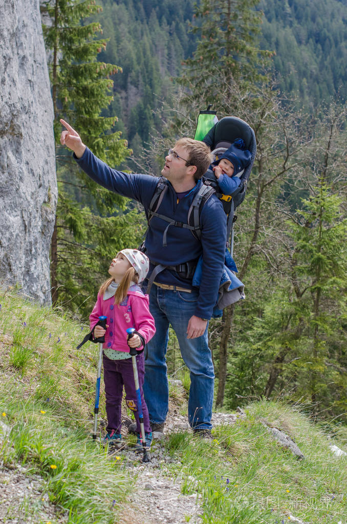 沿着落基山脉的家庭徒步旅行