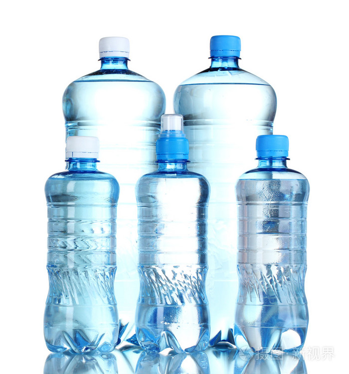 一组塑料瓶装水