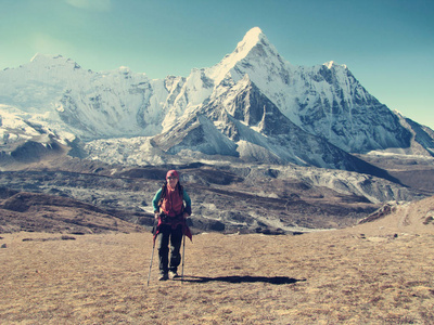 尼泊尔妇女一个年轻的旅游妇女在高原上从事徒步旅行照片