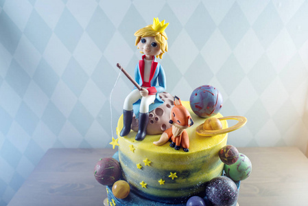大孩子美丽的蛋糕装饰的形式与小王子和狐狸的乳香雕像的星球