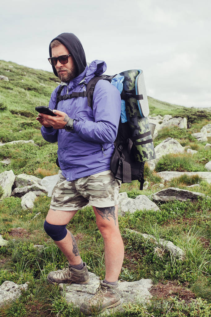 青年男子站在悬崖顶部的夏季山