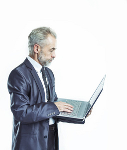 在充分的成长有经验的商人，在白色背景上打开笔记本电脑的肖像
