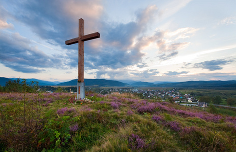 夏季傍晚的乡村景色，木制十字架
