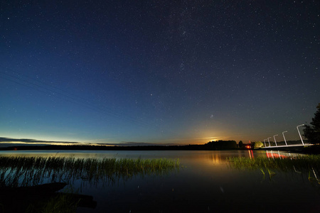 夜空中的星星在河边夏天在河边的一个夏日公园里的长凳上在河边的公园