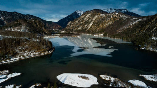 奥地利山, 射击与无人机, 奥地利阿尔卑斯, 冬天时间, 美丽的冬天自然, 结冰的湖