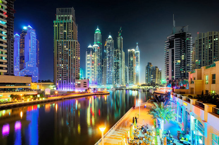 迪拜地平线在夜间。迪拜滨海长廊, 阿拉伯联合酋长国