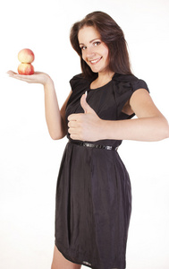 一位年轻的女士，带着苹果