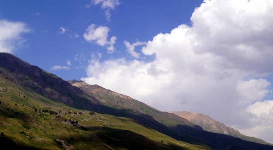 在一个晴朗的天山风景