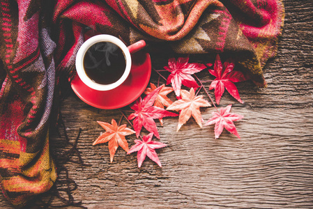 舒适的冬枫背景, 红色的热咖啡与棉花糖, 温暖的针织毛衣旧木背景, 老式色调。生活方式概念