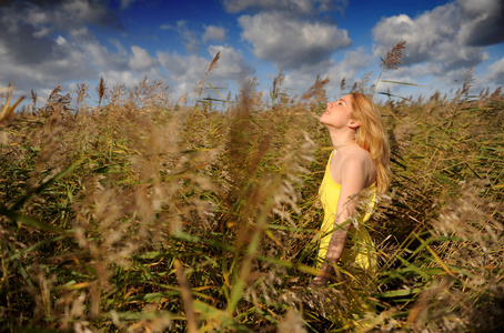 草地上微笑的年轻女子的画像