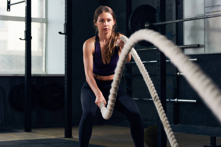 现代健身房 crossfit 训练中的坚强年轻女子的画像