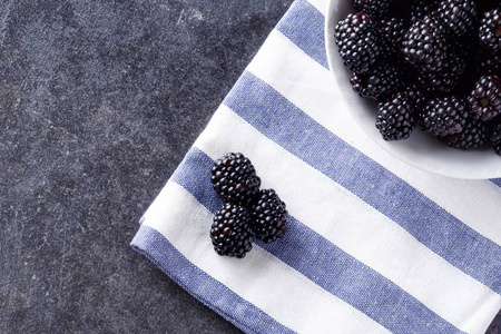 健康可口的黑莓的小吃