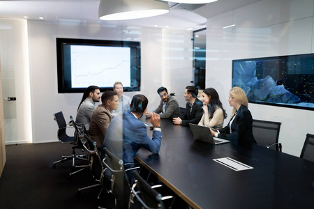 在会议室里开会业务的人的图片照片
