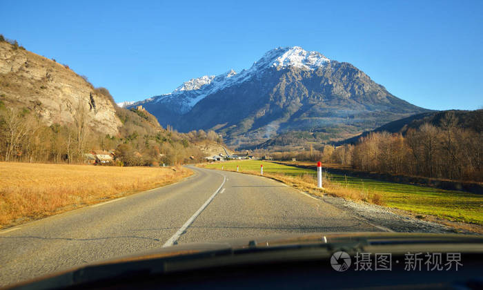 法国的阿尔卑斯山在沥青路上一辆车